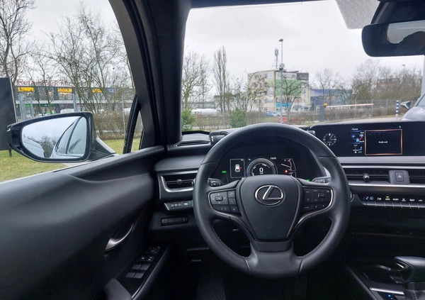 Lexus UX cena 152900 przebieg: 16562, rok produkcji 2022 z Szczecin małe 562